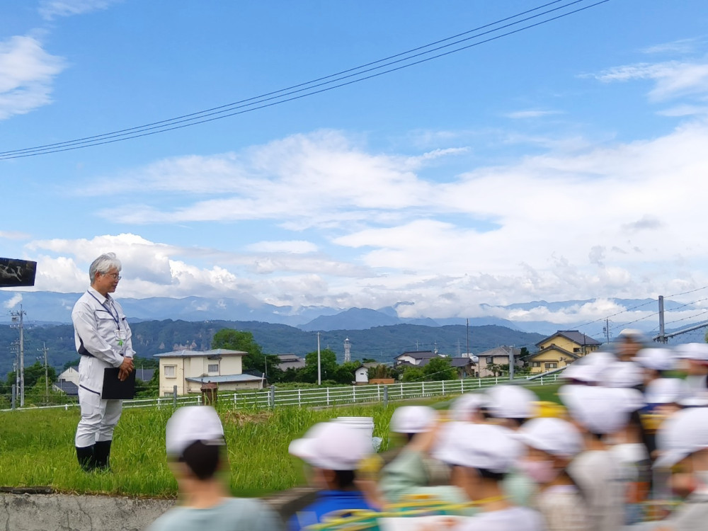 従業員が小学生へ上水施設の説明をしている写真