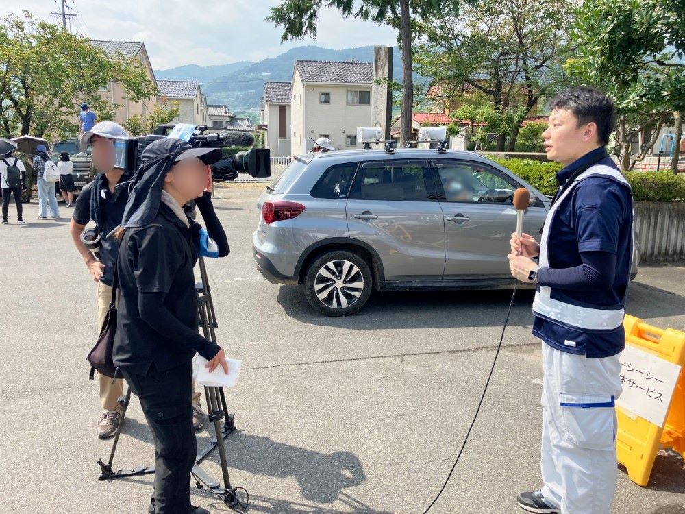 千曲市総合防災訓練_ローカルテレビ局にインタビューされている写真