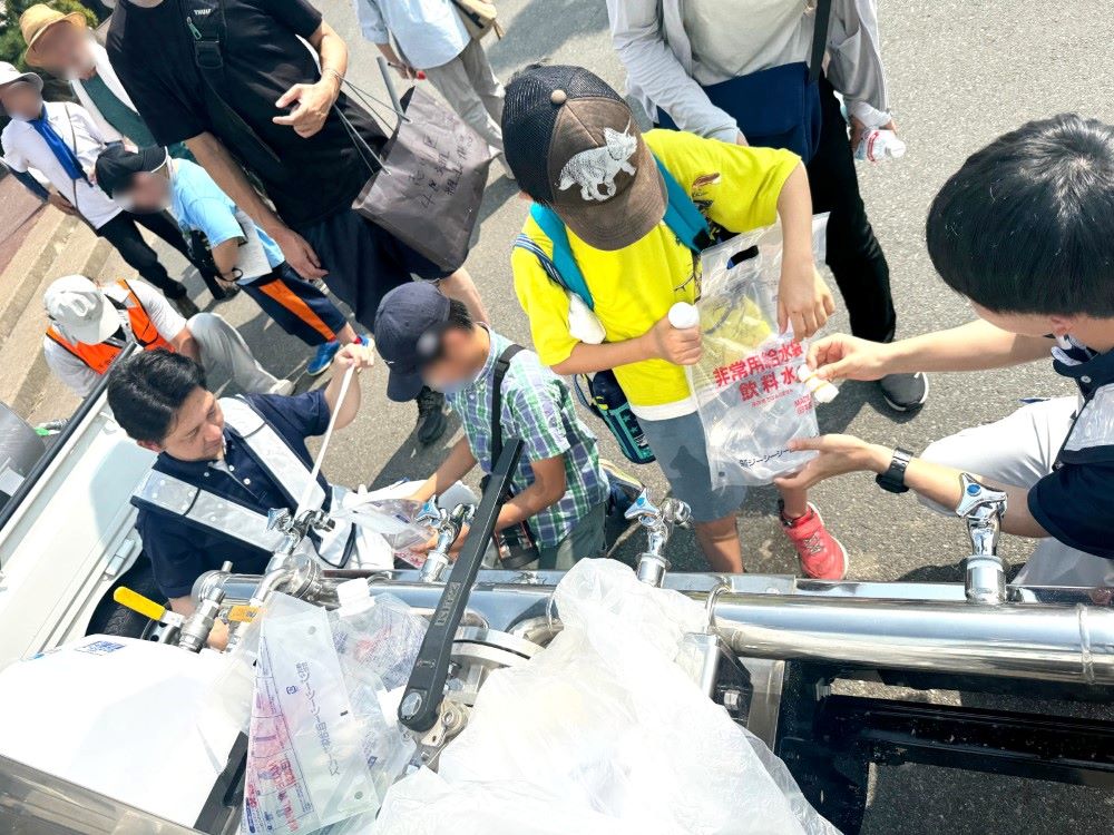 千曲市総合防災訓練_参加者に水を配付している写真