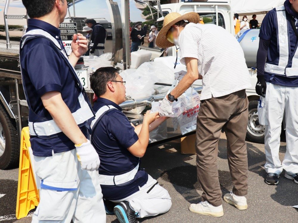 千曲市総合防災訓練_参加者に水を配付している写真