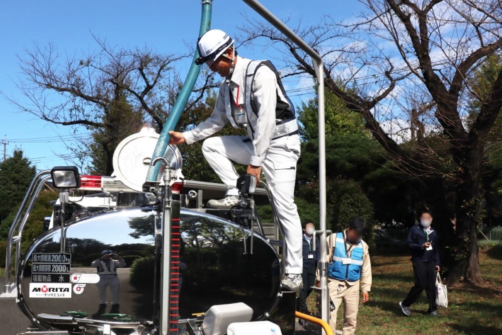 敷島浄水場で給水車に補水